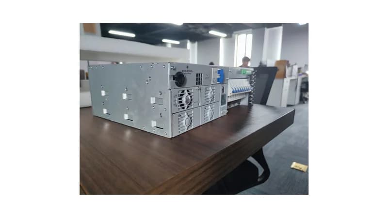 Встраиваемая система питания Emerson NetSure 211 C46-S1 2U 80A постоянного тока студийное фото по центру на белом фоне