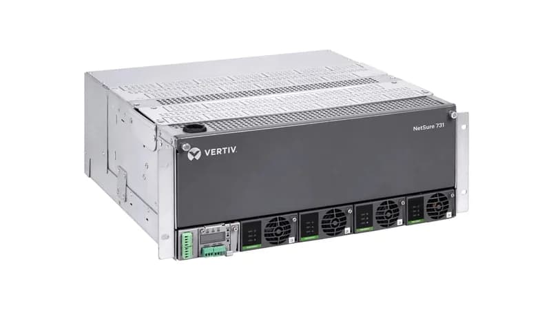 نظام طاقة التيار المستمر المدمج لقطاع الاتصالات Vertiv NetSure 731 A41 تصوير استوديو بخلفية بيضاء